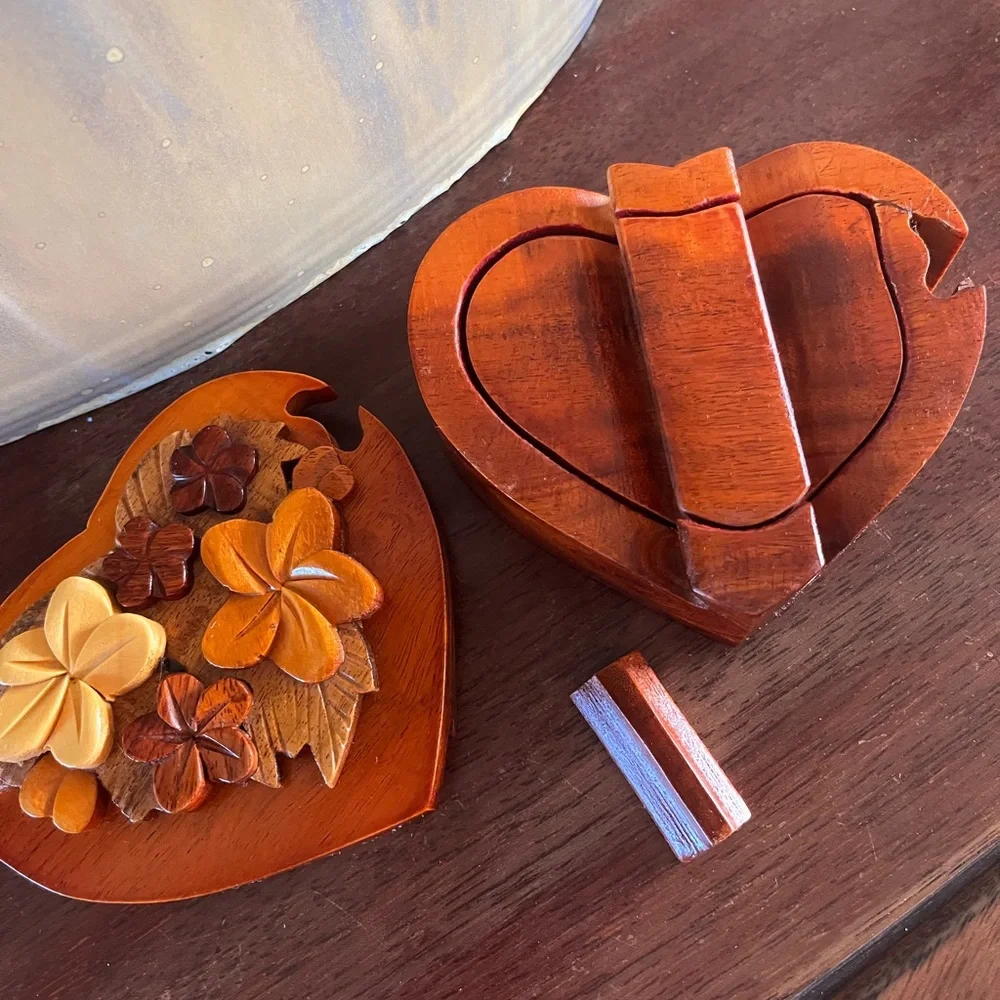 Artisanal wood, heart shape, carved flowers four piece box - Picture 3 of 11